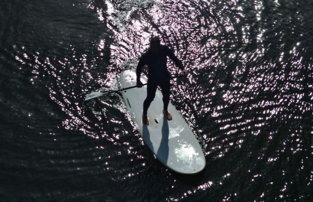 vista aerea de una persona practicando paddle surf